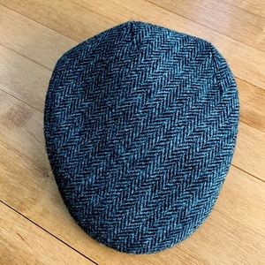 Debehnham’s men’s driving cap.